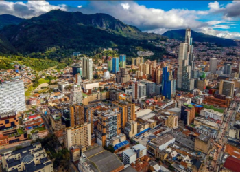 Governador anuncia novo voo direto do Amazonas para Colômbia