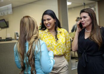 Deputada eleita Mayra Dias conhece estrutura da Assembleia