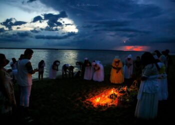 Balaio da Oxum pede respeito na praia da Ponta Negra
