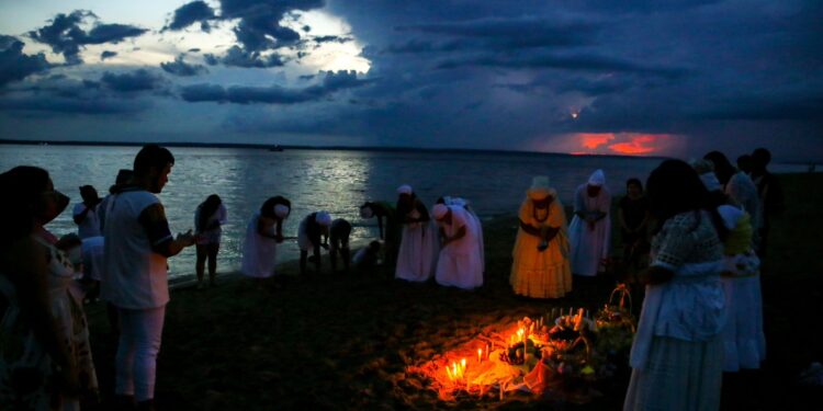 Balaio da Oxum pede respeito na praia da Ponta Negra