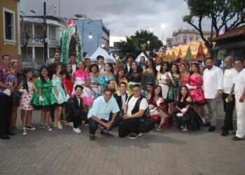 Musical ‘Natal de Grease em Jingle Bell Rock’ encanta público no Largo São Sebastião