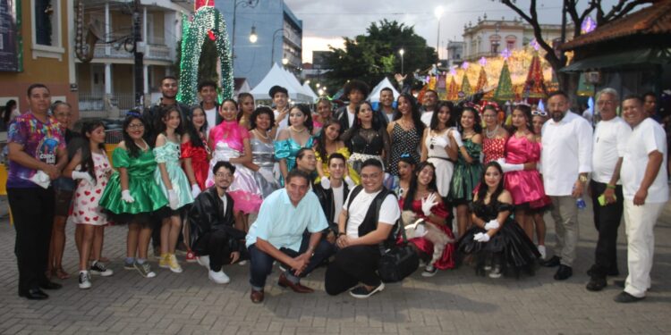 Musical ‘Natal de Grease em Jingle Bell Rock’ encanta público no Largo São Sebastião