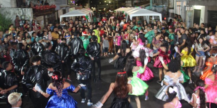 Grease de Natal arrasta multidão no Santa Luzia