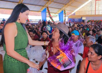 Deputada eleita realiza ação social para famílias hipossuficientes de Parintins