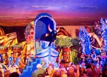 Caprichoso encanta turistas de cruzeiro em Parintins