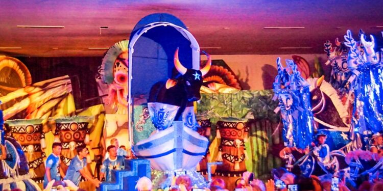 Caprichoso encanta turistas de cruzeiro em Parintins