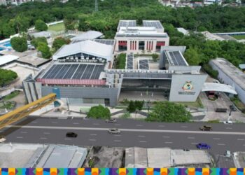 No TCE, prefeito de Manaus assina ordem de serviço para construção da passarela