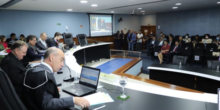 Após pedido de vistas, julgamento das contas de David é adiado no TCE