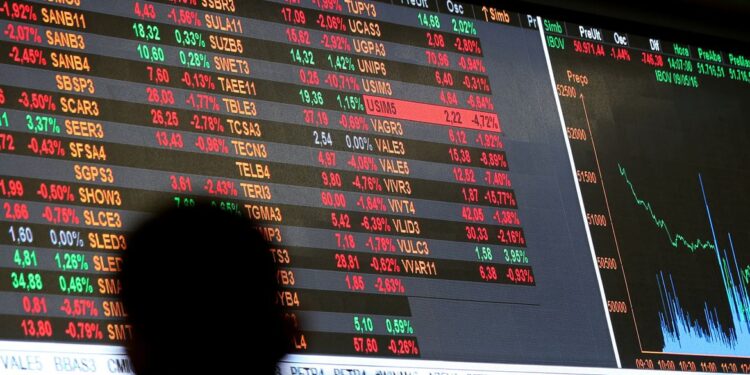 Bolsa fecha em queda e dólar em alta no primeiro dia útil do governo