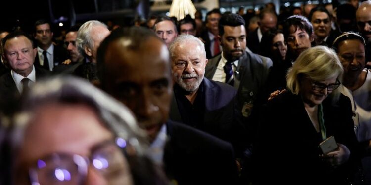 Lula e governadores atravessam a Praça dos Três Poderes e vão ao STF