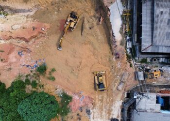 Desabamento de barranco atingiu casas, comércio e igreja na zona norte de Manaus