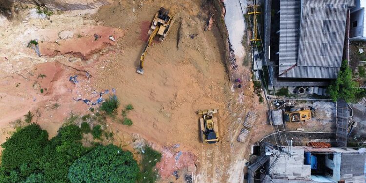 Desabamento de barranco atingiu casas, comércio e igreja na zona norte de Manaus