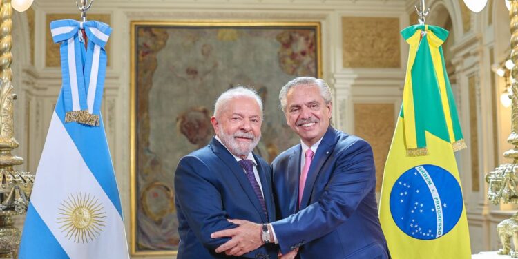 Brasil e Argentina estudam criar moeda única para trocas comerciais