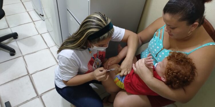 Ação da Prefeitura leva vacina contra a Covid-19 para crianças que moram no entorno da UBS Lago do Aleixo