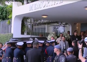 Corpo do Rei Pelé é sepultado em Santos durante cerimônia fechada à família