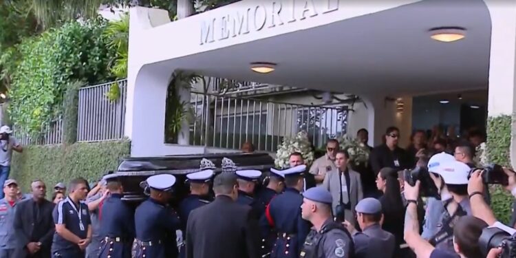 Corpo do Rei Pelé é sepultado em Santos durante cerimônia fechada à família