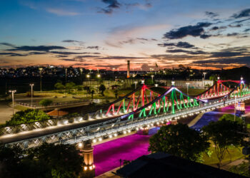 Veja a iluminação especial da ponte Benjamin Constant