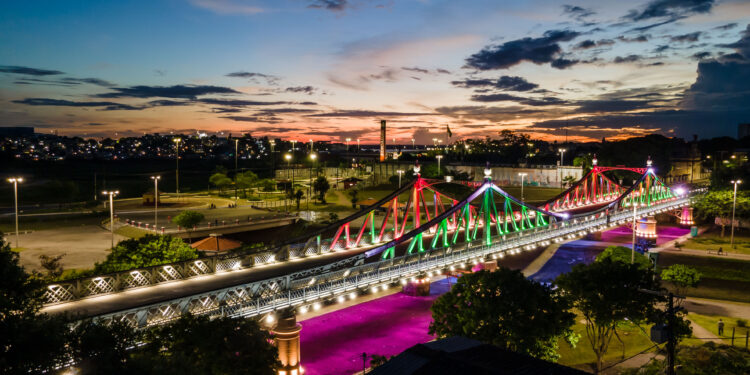 Veja a iluminação especial da ponte Benjamin Constant