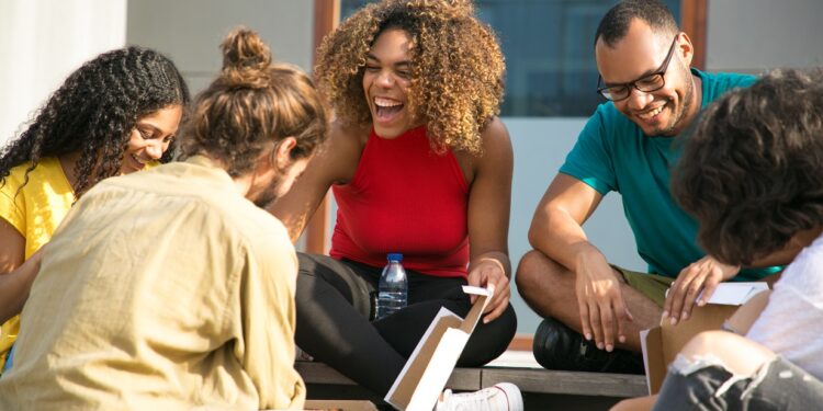 Dia do Riso: rir faz bem para a saúde física e mental