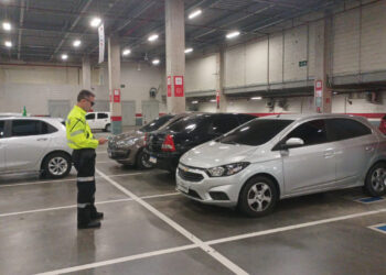 Em shopping, IMMU autua veículos estacionados irregularmente em vaga especial