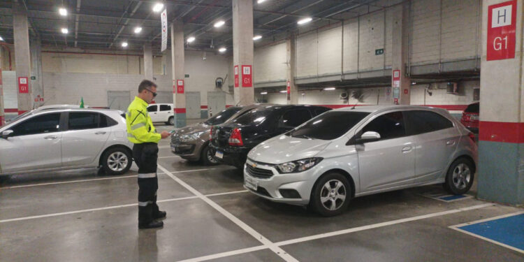 Em shopping, IMMU autua veículos estacionados irregularmente em vaga especial
