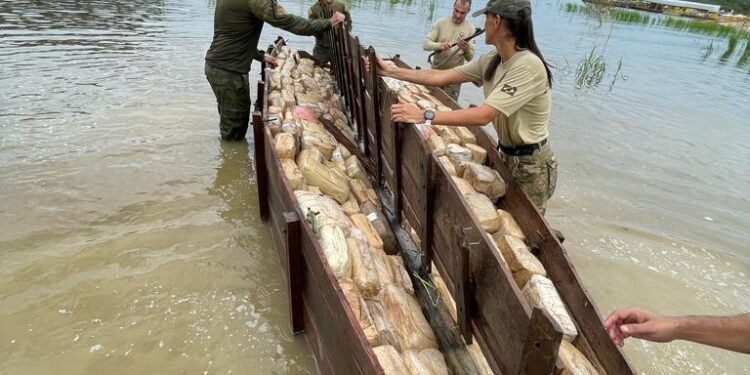 Policiais federais e militares apreendem 2 toneladas de drogas e prendem 6 pessoas