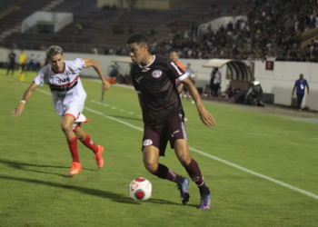 Fast sai na frente, mas pega virada da Ferroviária