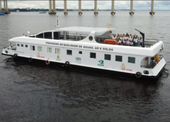 Barco de pesquisa da UEA lança expedição de monitoramento das águas dos rios