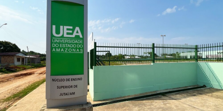 Deputado assina termo de cooperação técnica entre UEA e Prefeitura de Jutaí