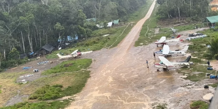 Tráfego aéreo expõe poder do garimpo ilegal em terras Yanomami