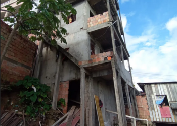 Prefeitura interdita prédio com risco de desabar no bairro Educandos