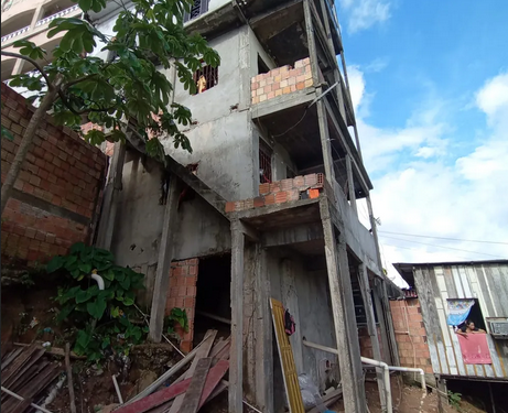 Prefeitura interdita prédio com risco de desabar no bairro Educandos