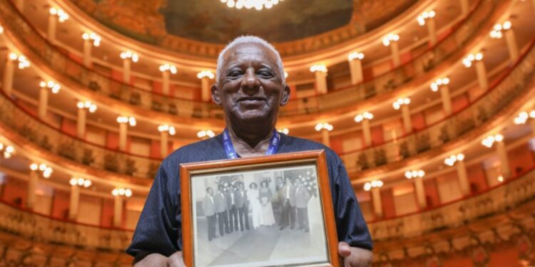 Conheça Raimundo Nonato, o servidor mais antigo do Teatro Amazonas