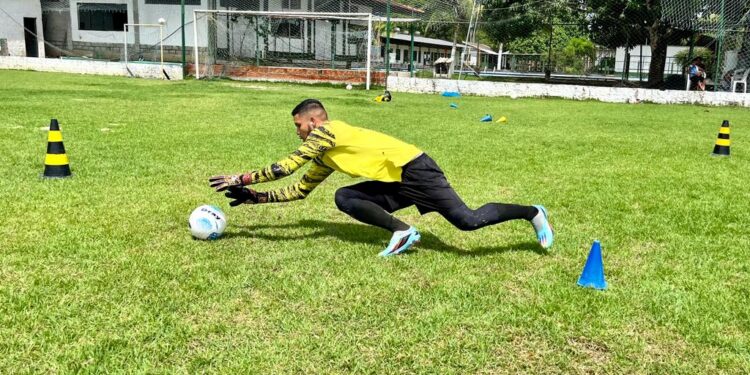 Goleiro amazonense faz ‘vaquinha virtual’ para realizar teste em Portugal