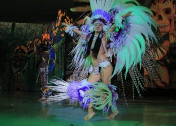 Show do Caprichoso para turistas de cruzeiro tem apresentação de indígena