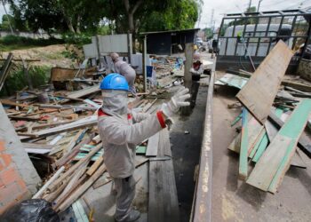 Grupo retira construções irregulares em área do Prosamin+