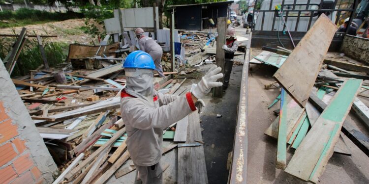 Grupo retira construções irregulares em área do Prosamin+