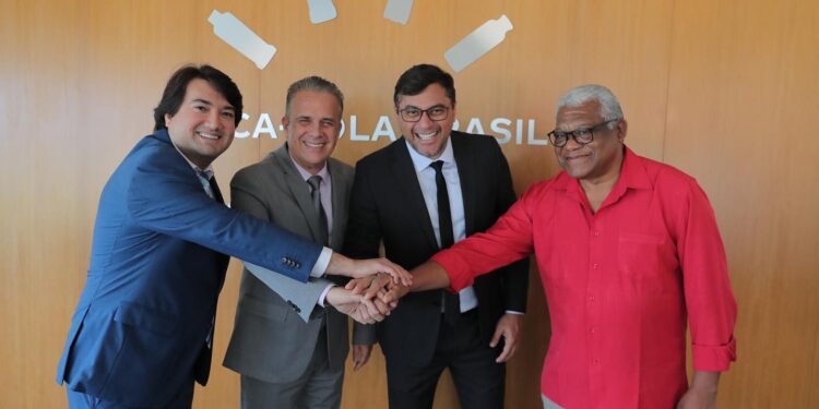 Governo e Coca-Cola renovam parceria com os Bois Caprichoso e Garantido