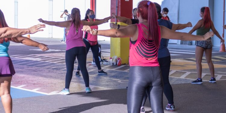 Aula de Zumba do Super Nova Era é opção divertida para quem deseja iniciar uma atividade física