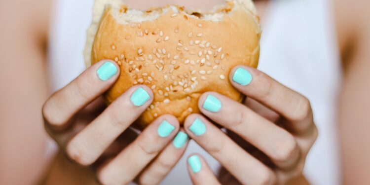 Dia da Gula: você sabe a diferença entre fome e compulsão alimentar?