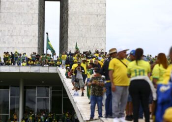 Moraes afasta governador do Distrito Federal por 90 dias