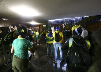 Governador do AM e deputado federal mais votado repudiam ataques em Brasília