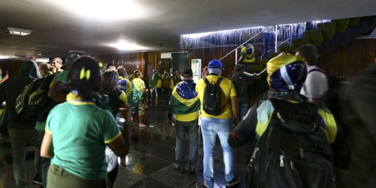 Governador do AM e deputado federal mais votado repudiam ataques em Brasília