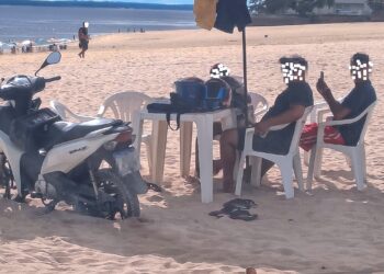 Motorista é flagrado com motocicleta na areia da Ponta Negra