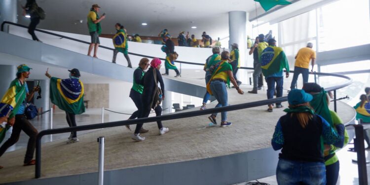 Entidades do setor econômico repudiam invasões aos Três Poderes