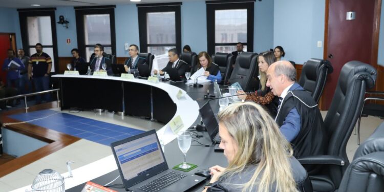 Pleno do TCE-AM multa ex-secretários da Seminf em mais de R$100 mil