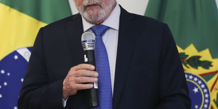 Lula sanciona lei que equipara crime de injúria racial ao racismo
