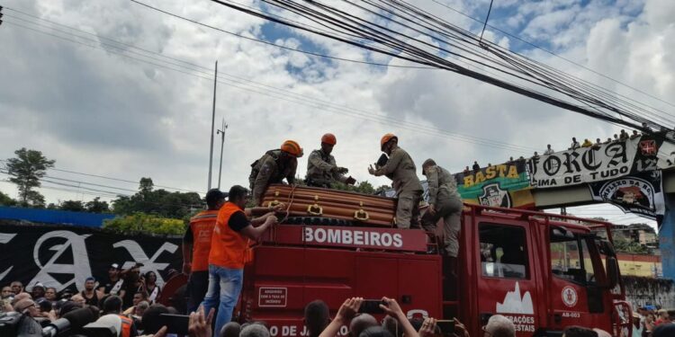 Maior ídolo do Vasco, Roberto Dinamite é sepultado no Rio de Janeiro