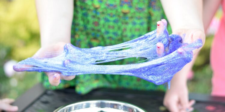Oficina gratuita de Slime Neon é atração das férias no Millennium Shopping