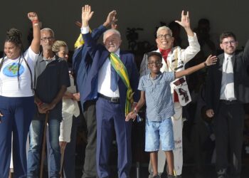 Empossado, Lula reassume compromisso de cuidar dos brasileiros